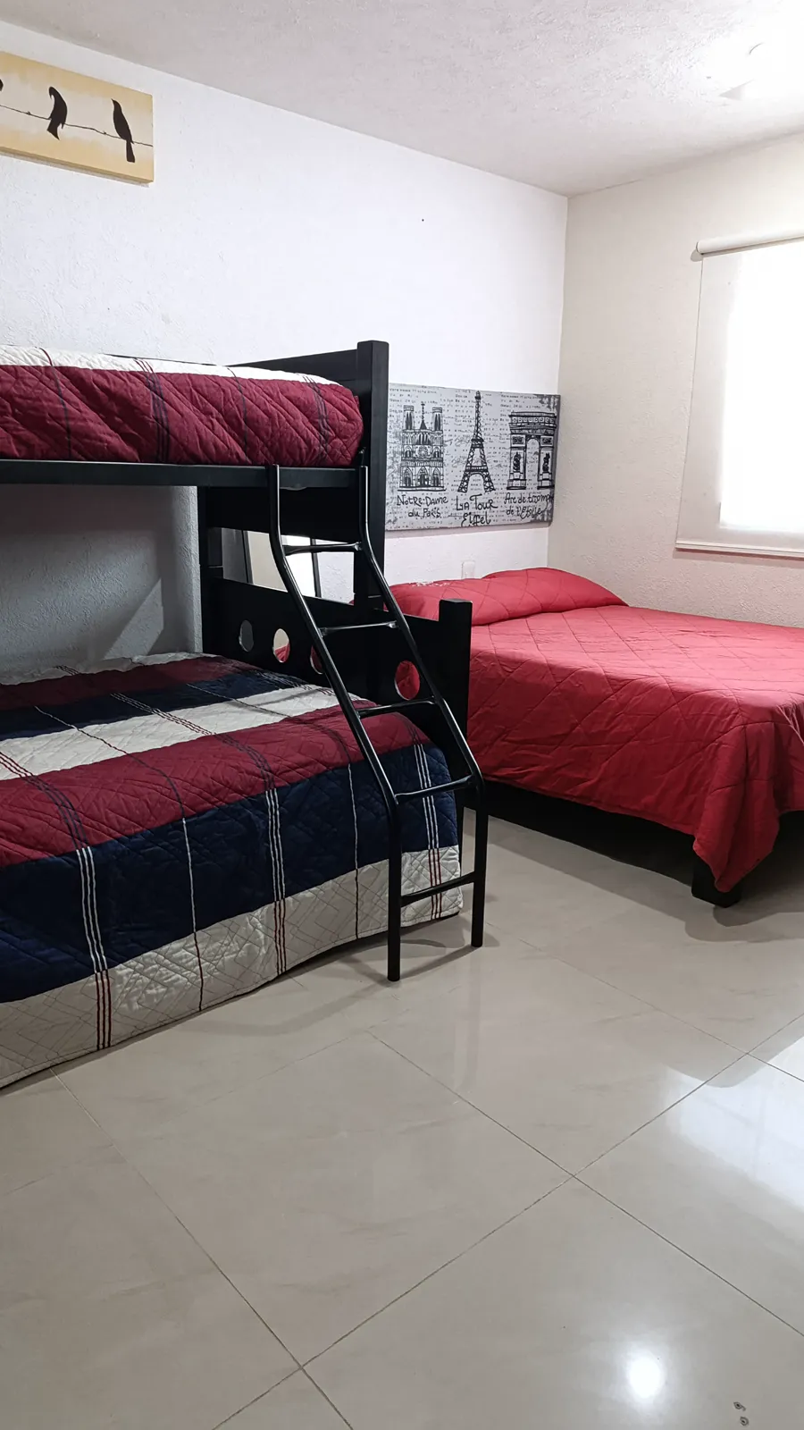 Recámara 2 con litera y cama matrimonial