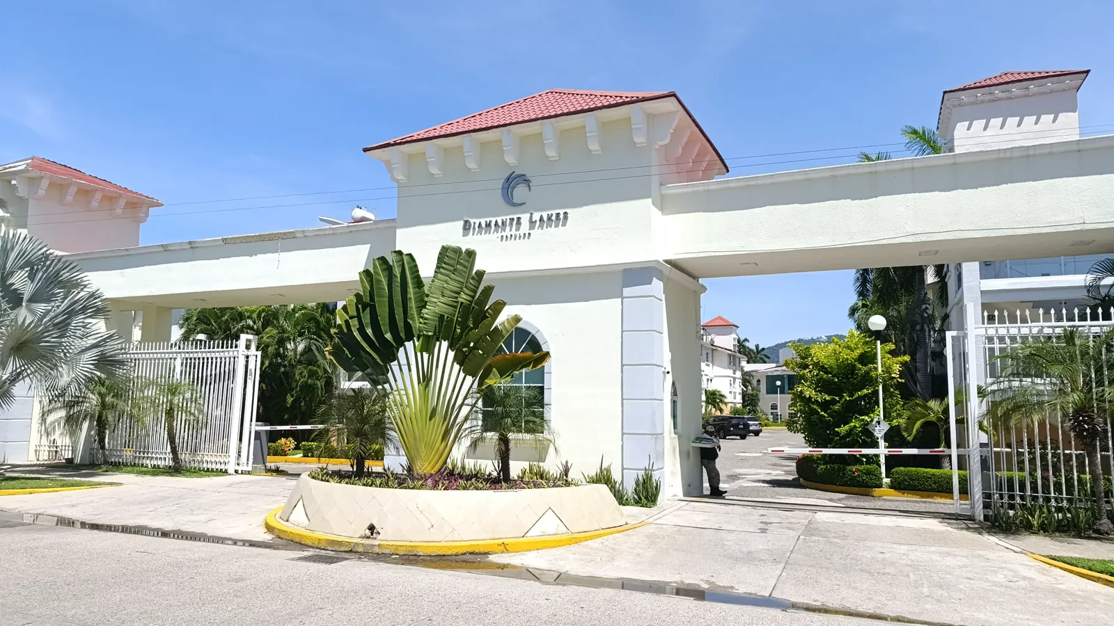 Caseta de acceso del Condominio Diamante Lakes con vigilancia