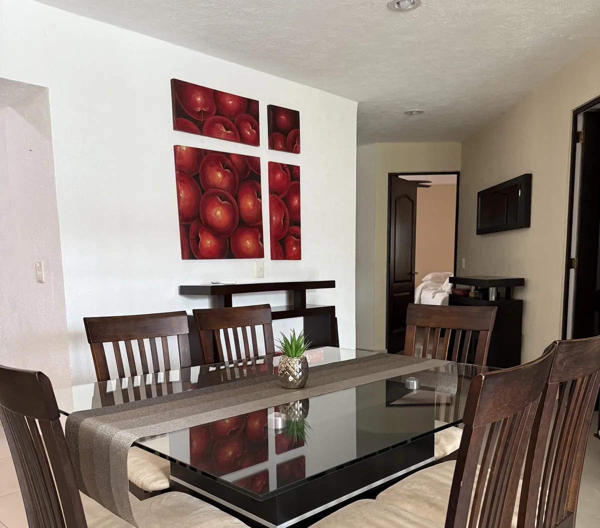 Comedor con mesa de vidrio para seis personas