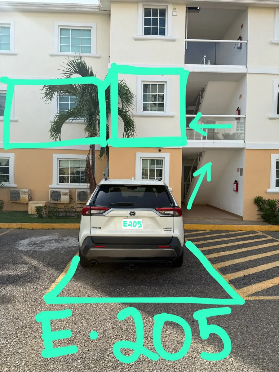 Cajón de estacionamiento E-205 marcado, con el departamento 205 señalado en la planta alta