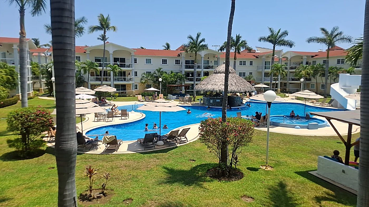 Alberca completa del condominio Diamante Lakes