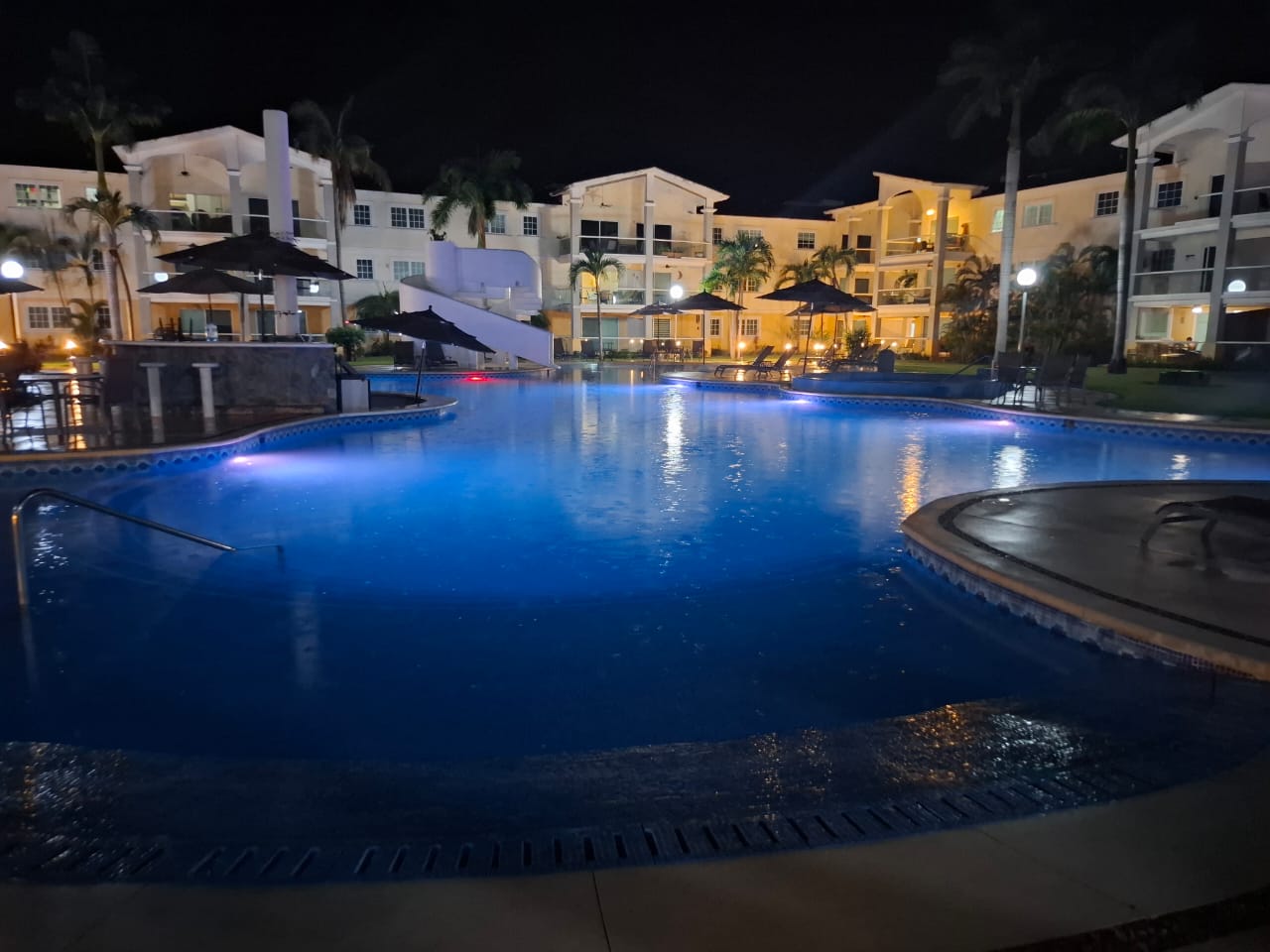 Alberca de noche