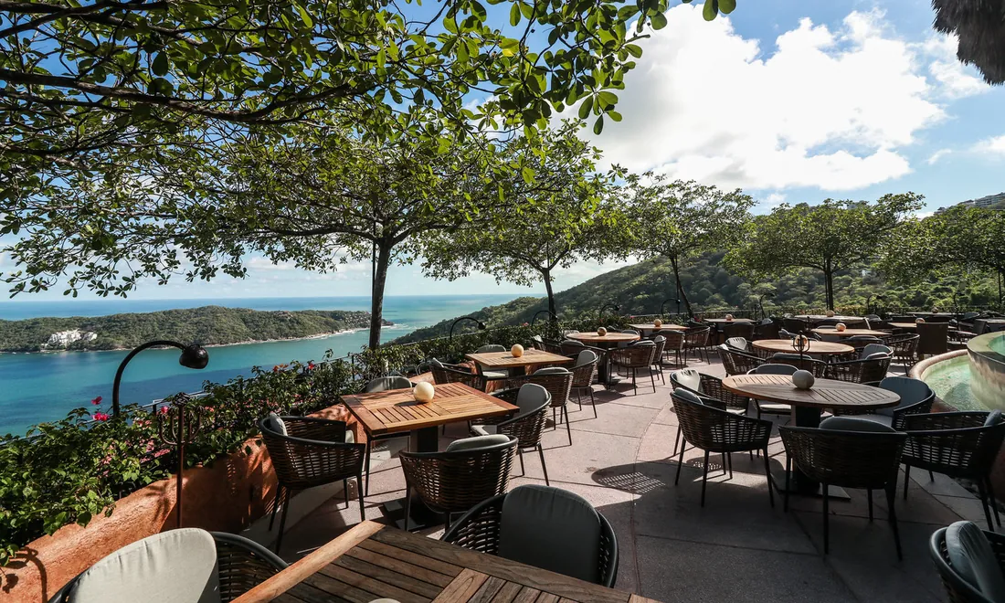 Terraza del restaurante Zibu con vista a la bahía, Acapulco